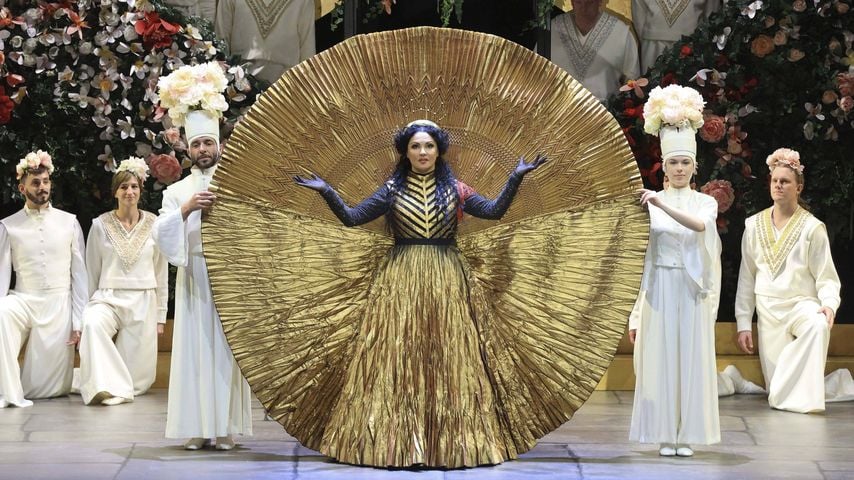 Stilecht: Anna Netrebko bezwingt den Vesuv in Stöckelschuhen