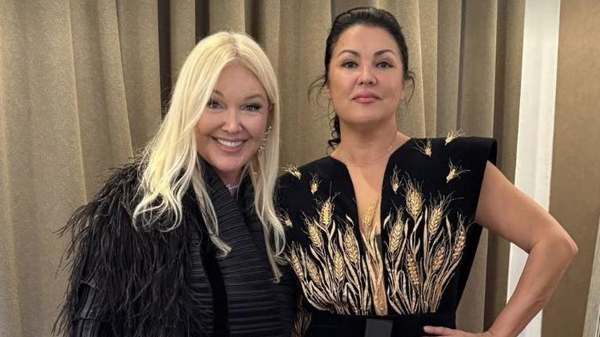 Anna Netrebko mit der Designerin Yulia Yanina auf der Pariser Fashion Week 2026.