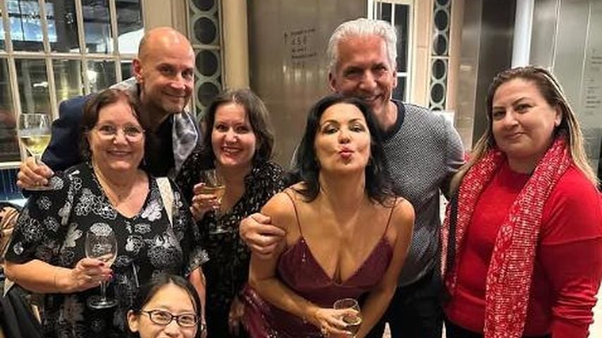 Musikerin Anna Netrebko mit ihrem Manager Miguel Esteban und weiteren Personen, September 2025