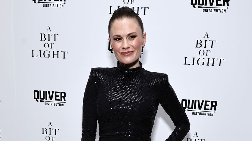 Krankheit: Anna Paquin erscheint mit Gehstock auf Event