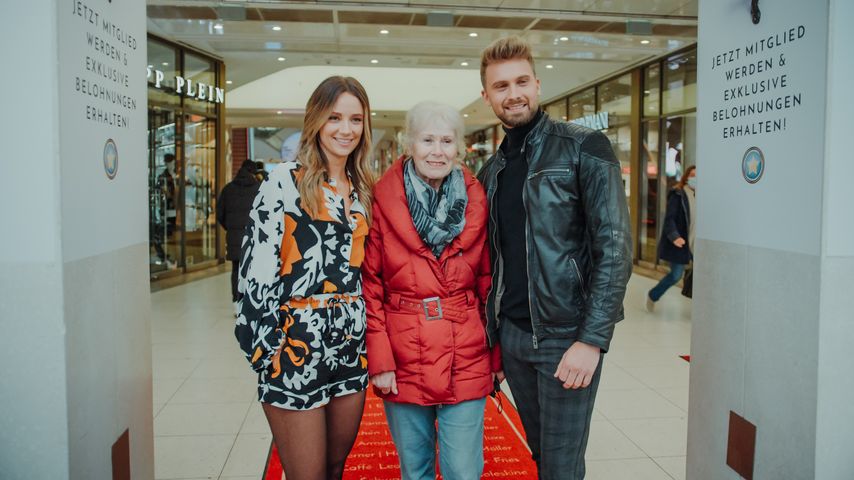 Mit Oma: Hier strahlen Bachelor Dominik und Anna bei Event