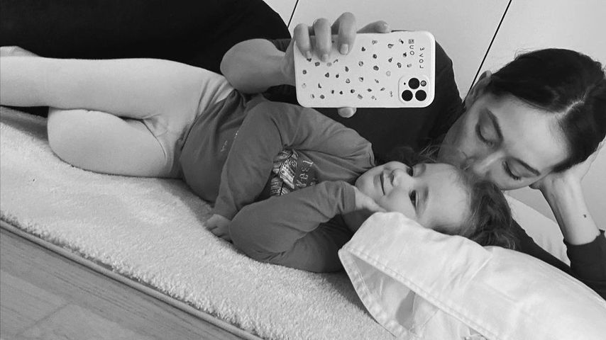 Verschmust: Anna Schürrle teilt seltenes Mama-Tochter-Bild