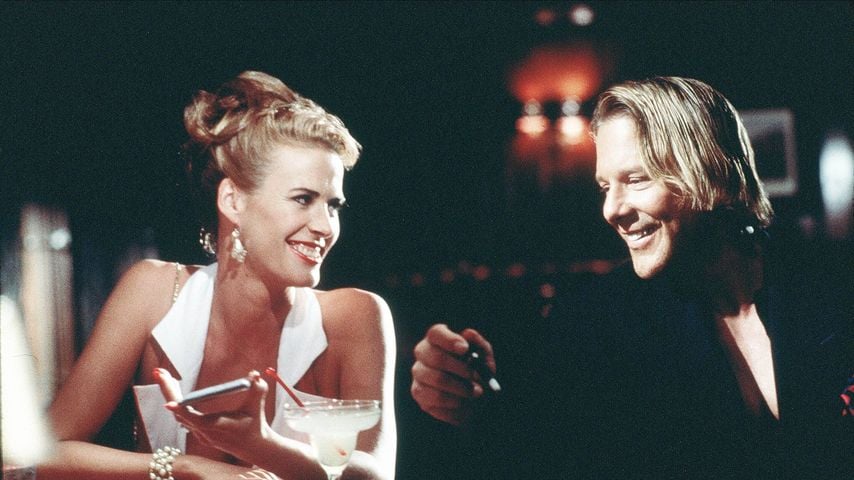 Annabel Schofield und Mickey Rourke in einer Barszene aus "Exit in Red", 1997