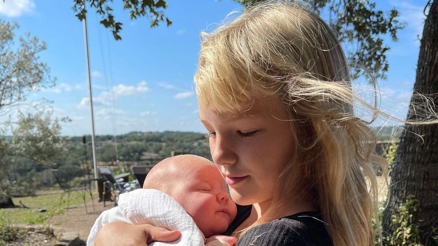 Annabel Van der Beek kuschelt mir ihrem Bruder Jeremiah