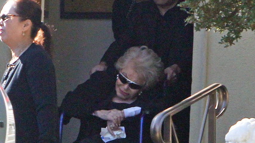 Anne Buydens auf dem Weg zur Beerdigung von Kirk Douglas