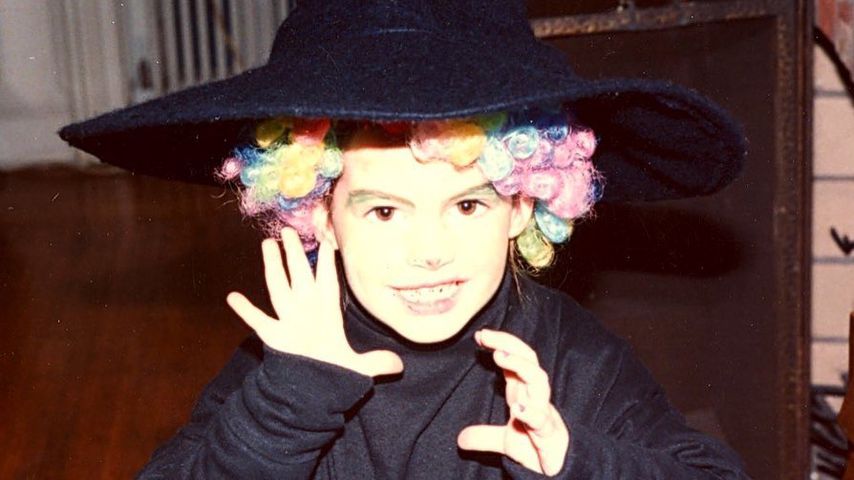 Passend zur Filmrolle: Welcher Filmstar grüßt hier als Hexe?