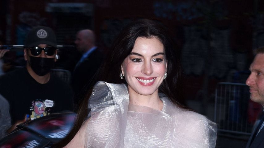 Anne Hathaway glänzt auf Premiere in 150.000-Dollar-Schmuck