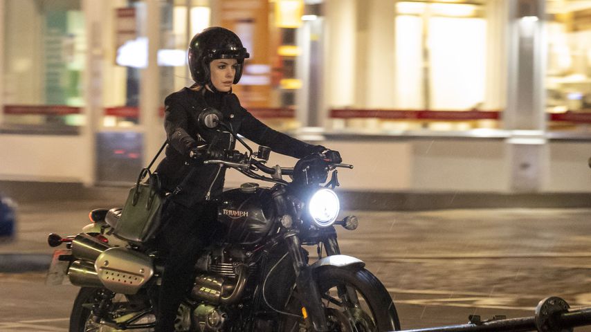 Am Filmset: Hier cruist Anne Hathaway auf einem Motorrad