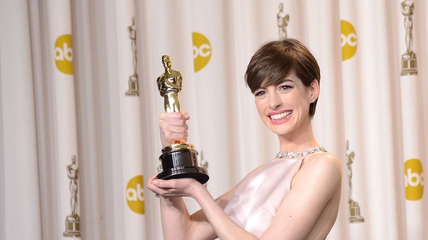 Anne Hathaway mit ihrem Oscar als Beste Nebendarstellerin für "Les Misérables" bei den Academy Awards 2013 in Hollywood