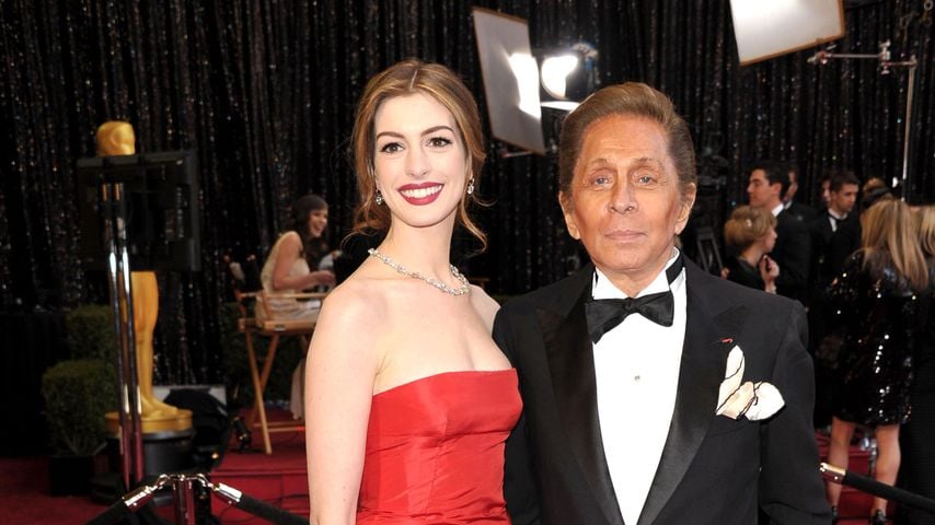 Anne Hathaway und Valentino bei den 83. Academy Awards im Kodak Theatre in Hollywood, Februar 2011