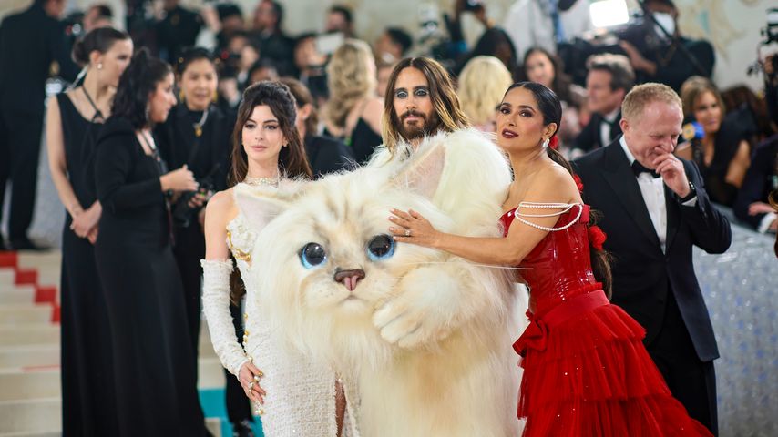Anne Hathaway, Jared Leto und Salma Hayek Pinault während der Met Gala 2023
