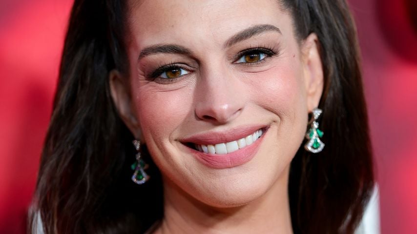 Ganz verlegen: Anne Hathaway als Schönste der Welt gekürt