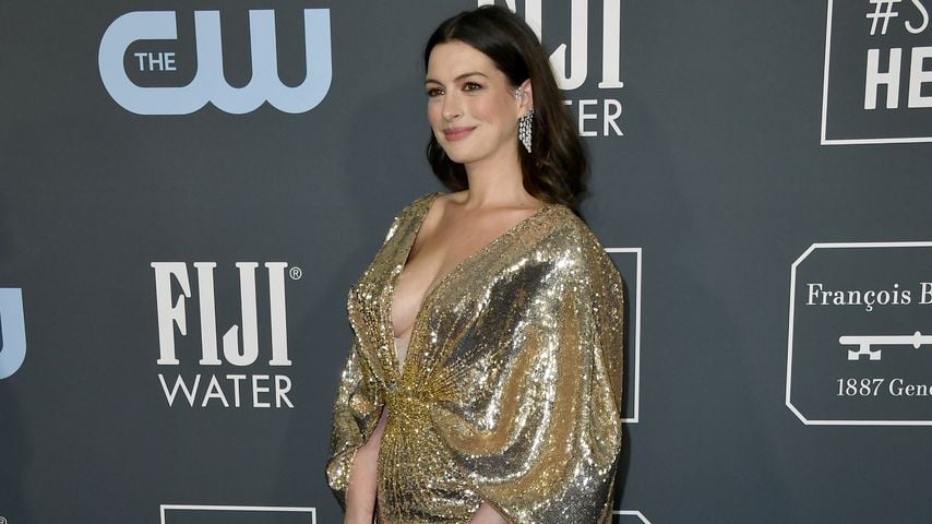 Anne Hathaway feiert ersten Red-Carpet-Auftritt nach Geburt!