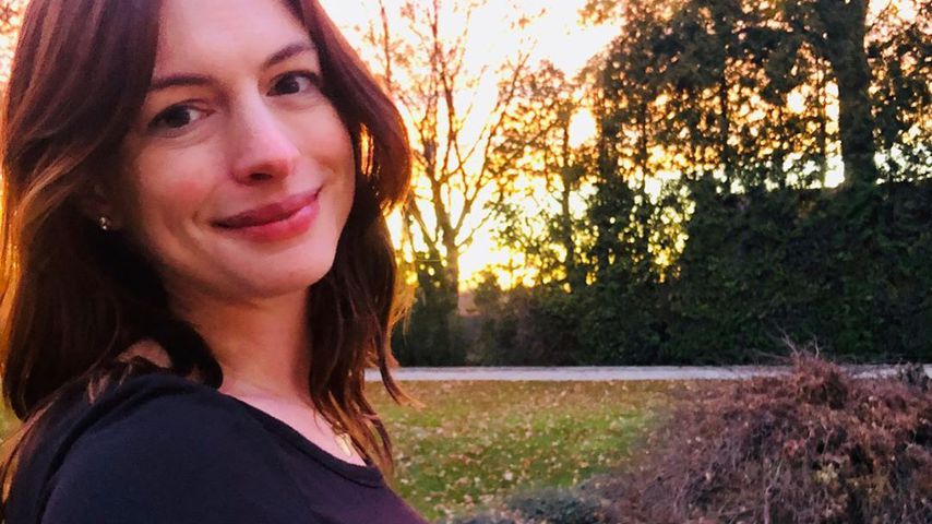 Ungeschminkt: Anne Hathaway teilt süßes Babybauch-Selfie