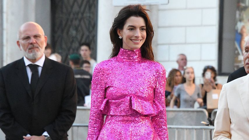 Wow! Anne Hathaway bezaubert in Pink bei Fashion Show in Rom