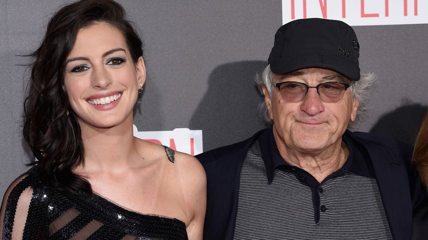 Ulkig! Anne Hathaway & Robert De Niro beim Tai Chi