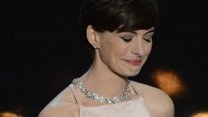 Anne Hathaway: Baby-Bauch-Show im semi-transparenten Shirt