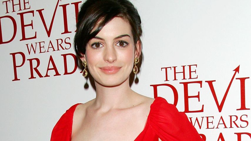 Kettenhemd: Anne Hathaway zeigt sich im Ritterlook