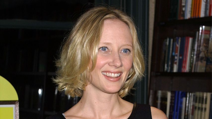 Anne Heche im Jahr 2001 mit ihrem Buch "Call Me Crazy"
