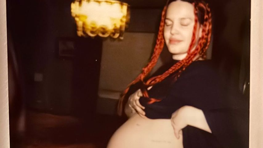 Nach Baby-News: Anne-Marie zeigt stolz ihren großen Bauch