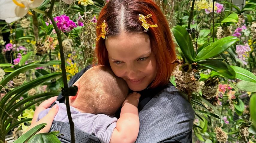 Musikerin Anne Marie und ihr Sohn