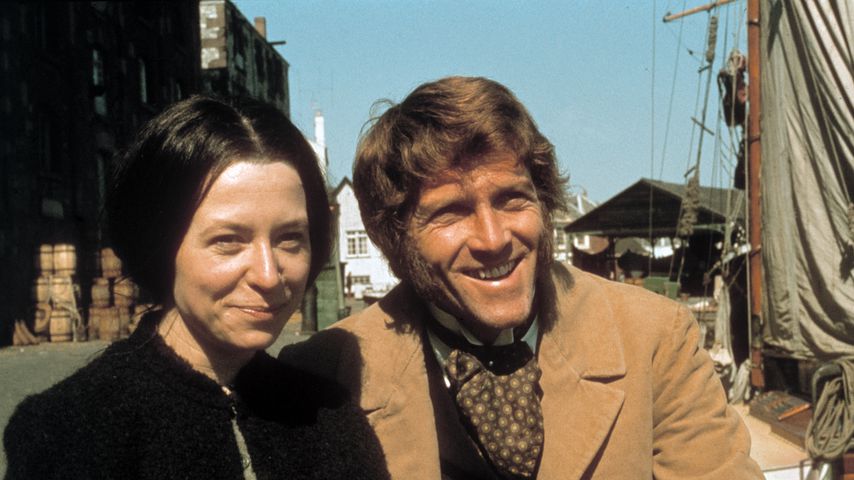 Anne Stallybrass und Peter Gilmore am Set von "The Onedin Line" 1971
