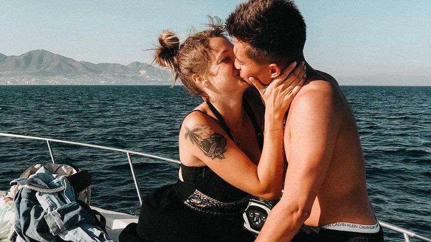 Anne Wünsche mit ihrem Freund auf einem Boot