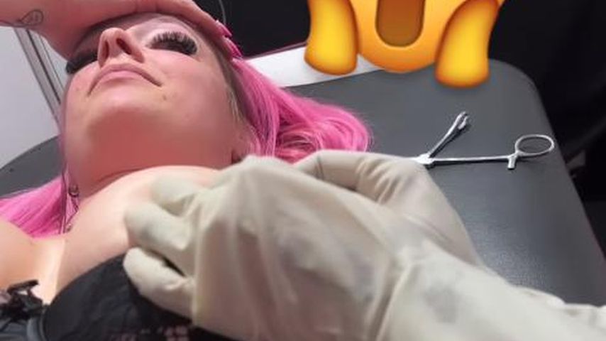 Anne Wünsche beim Piercer, Oktober 2023 auf der Venus