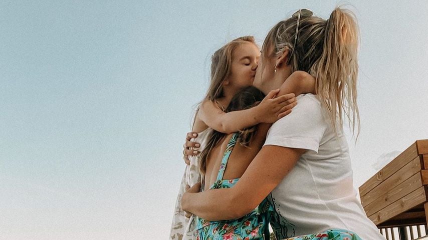 Anne Wünsche mit ihren Töchtern Juna und Miley im Juni 2020