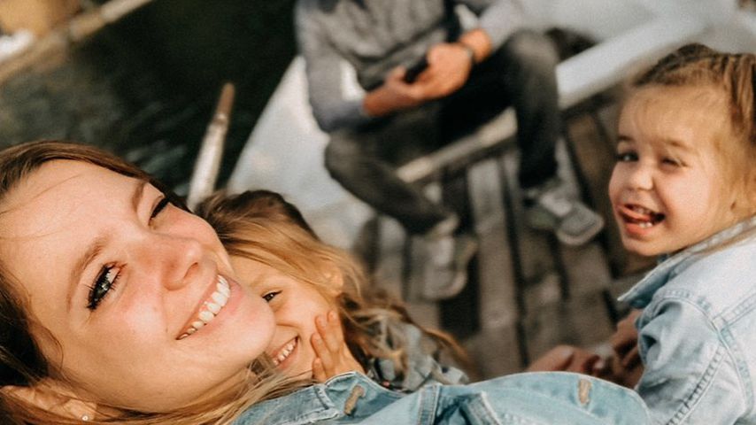 Anne Wünsche mit ihren Töchtern und Freund Karim