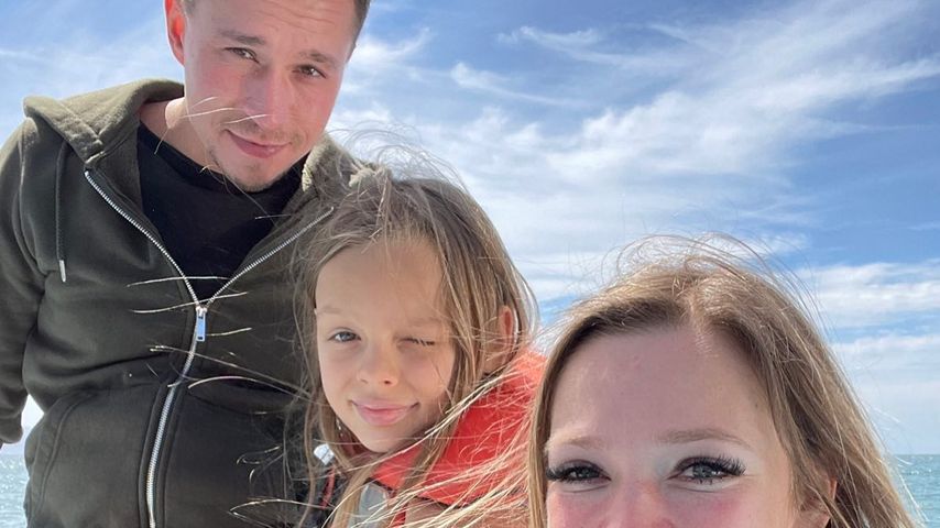 Anne Wünsche mit ihren Töchtern und ihrem Freund Karim im Herbst 2021