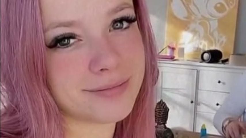 Anne Wünsche mit pinkfarbenen Haaren im November 2020