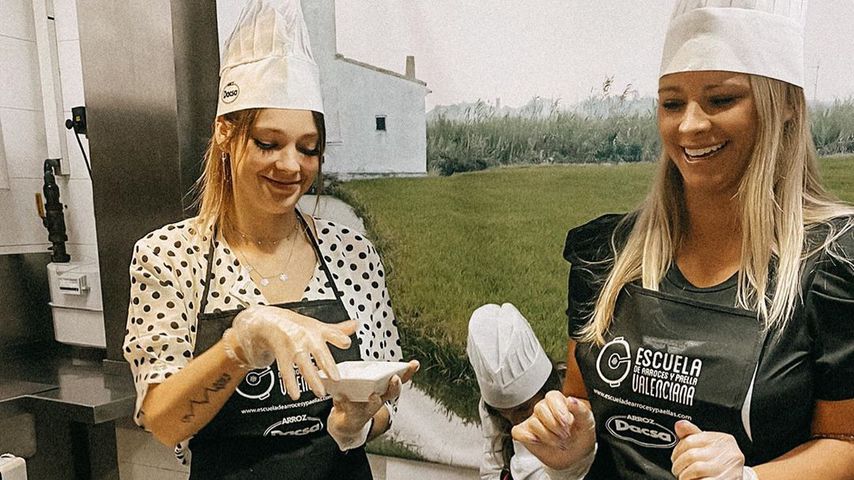 Anne Wünsche und Saskia Atzerodt beim Paellakochen