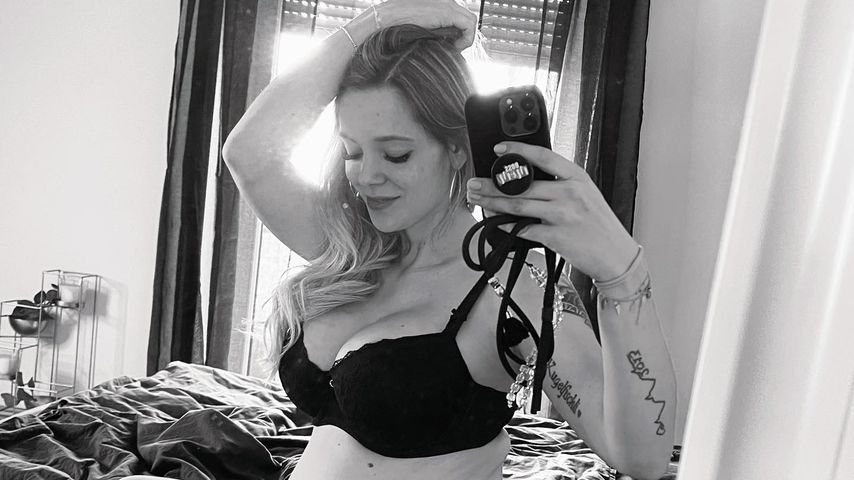 27 Wochen schwanger: Anne Wünsche teilt neues Babybauch-Bild