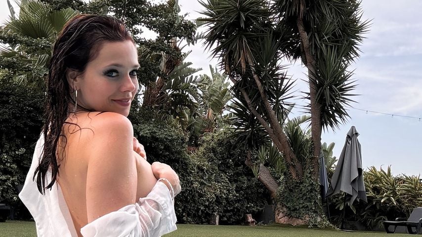 Hüllenlos: Anne Wünsche entzückt ihre Fans mit nacktem Po