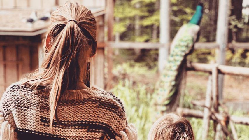 Total süß: Annemarie Carpendale mit Sohn Mads im Tierpark