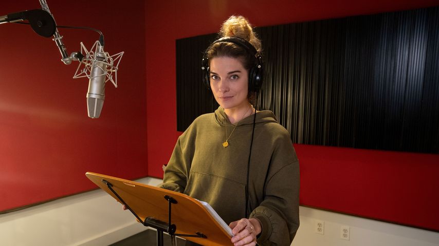 Annie Murphy im Synchronstudio