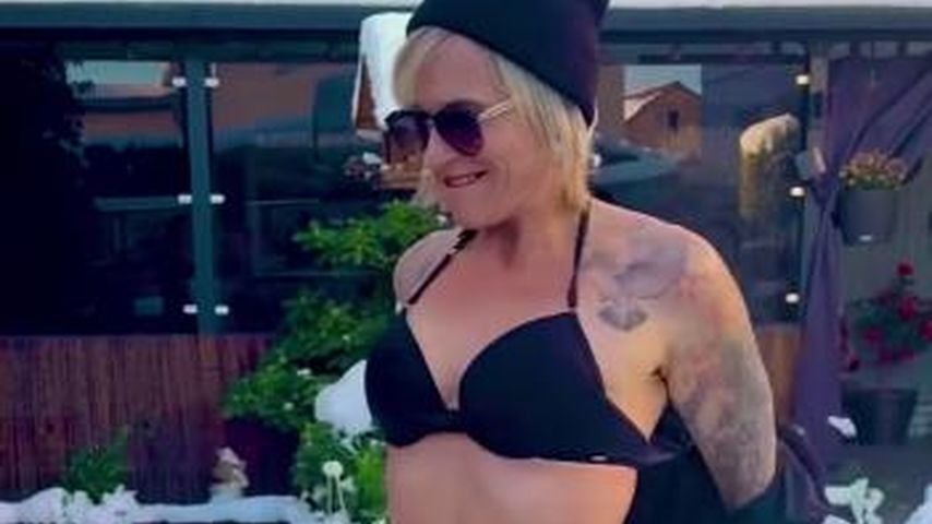 Nur im Bikini: Annika Kärsten-Hoenig amüsiert sich im Schnee