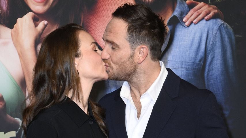 Annika Lau und Frederick Lau küssen sich bei der Premiere von "Der perfekte Urlaub" im Zoo Palast