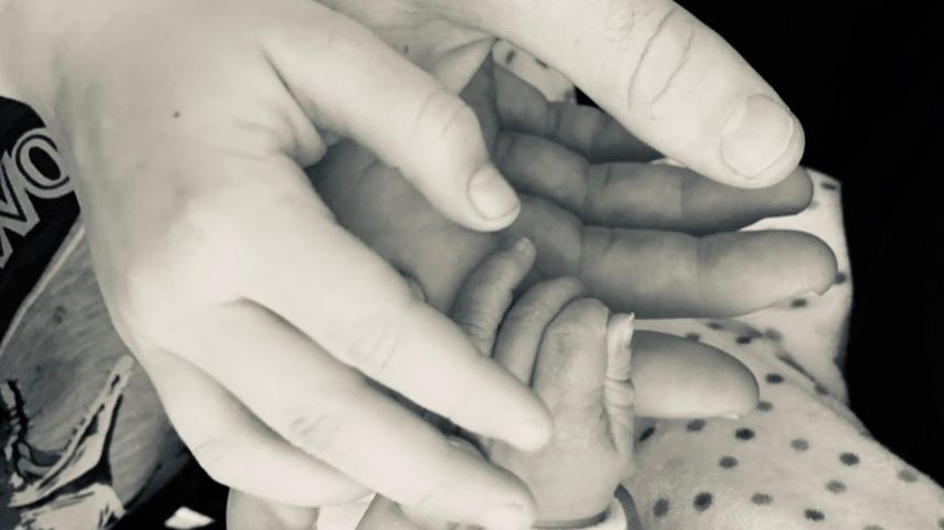 Annika und Frederick Lau mit ihren drei Kindern