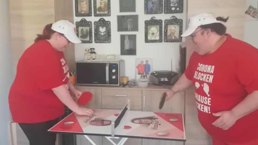 Annika und Ingo verkaufen Tischtennisplatten für guten Zweck