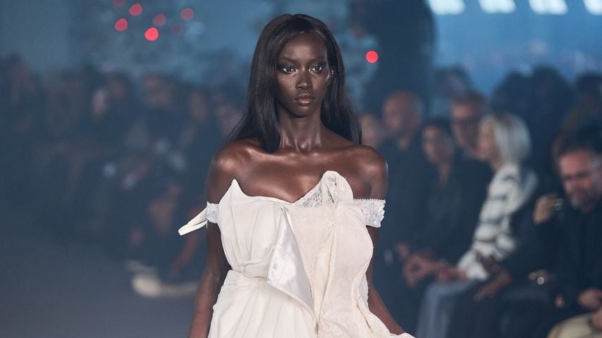 Anok Yai läuft für Vetements bei der Paris Fashion Week Frühjahr/Sommer 2025