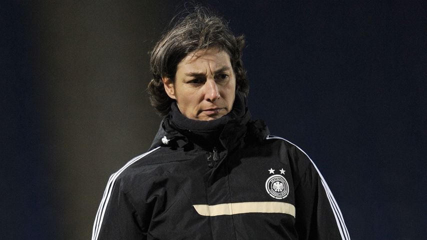 Anouschka Bernhard als Cheftrainerin Deutschlands beim U‑17-EM-Finale gegen Spanien in Chesterfield, 8. Dezember 2013