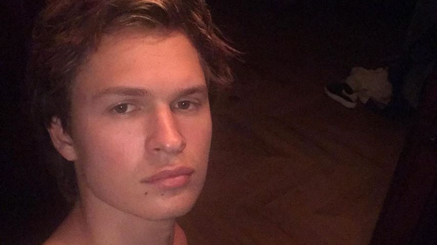 Ansel Elgort lässt für einen guten Zweck die Hüllen fallen!