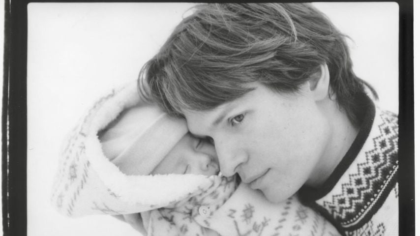 Süßes Bild bestätigt: Ansel Elgort ist erstmals Dad geworden