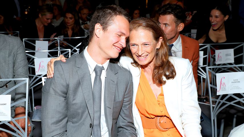 Ansel Elgort mit seiner Mutter bei den Fashion Media Awards in New York City, September 2021