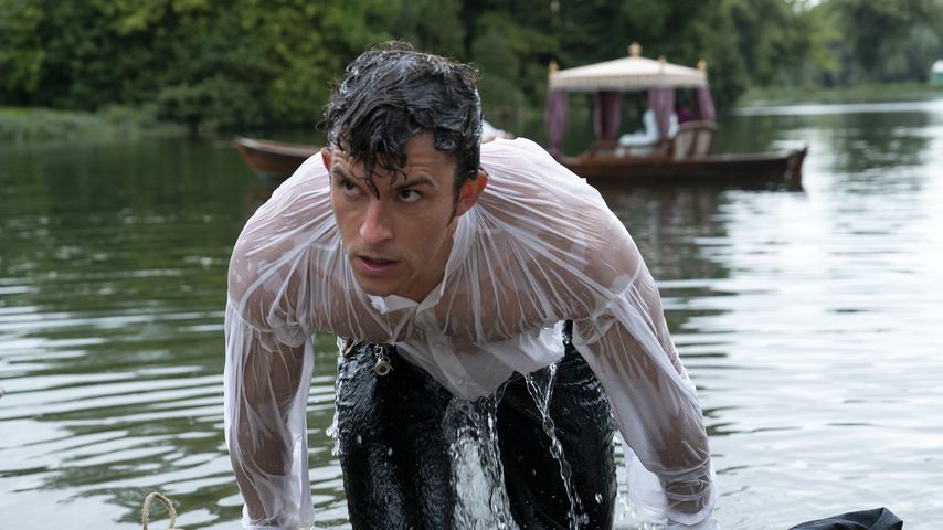 Anthony Bridgerton (Jonathan Bailey) steigt aus dem See