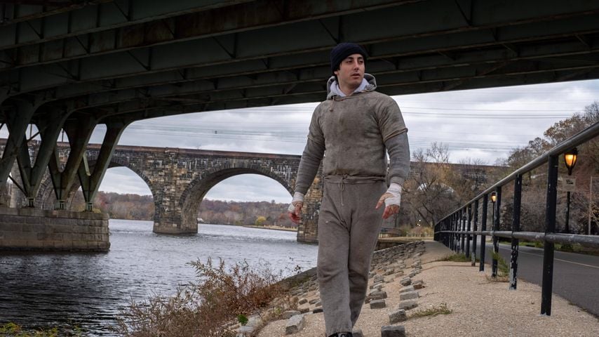 Anthony Ippolito als Sylvester Stallone in "I Play Rocky", 2026