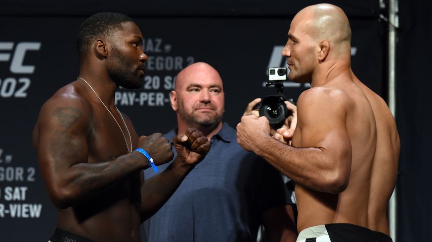 Anthony Johnson und Glover Teixeira beim Gewichtsvergleich vor einem Kampf 2016
