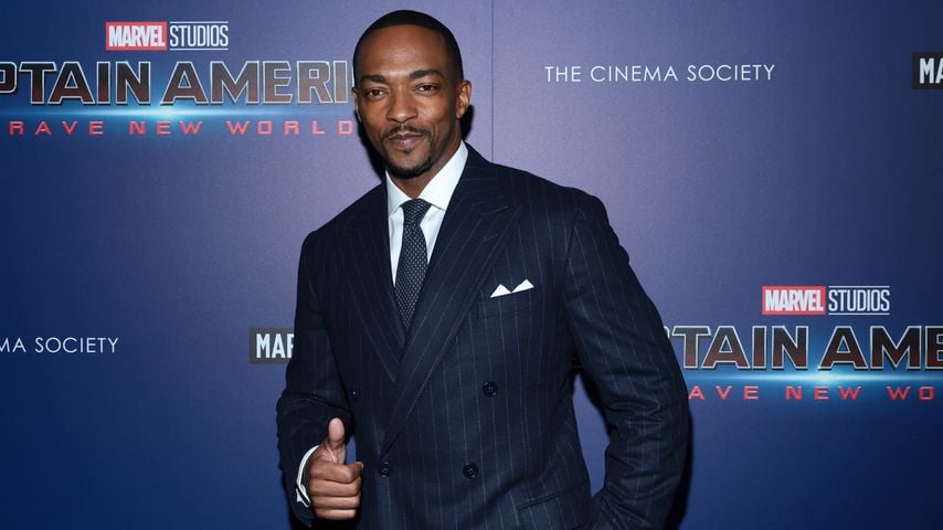 Anthony Mackie turtelt verliebt mit Unbekannter in London